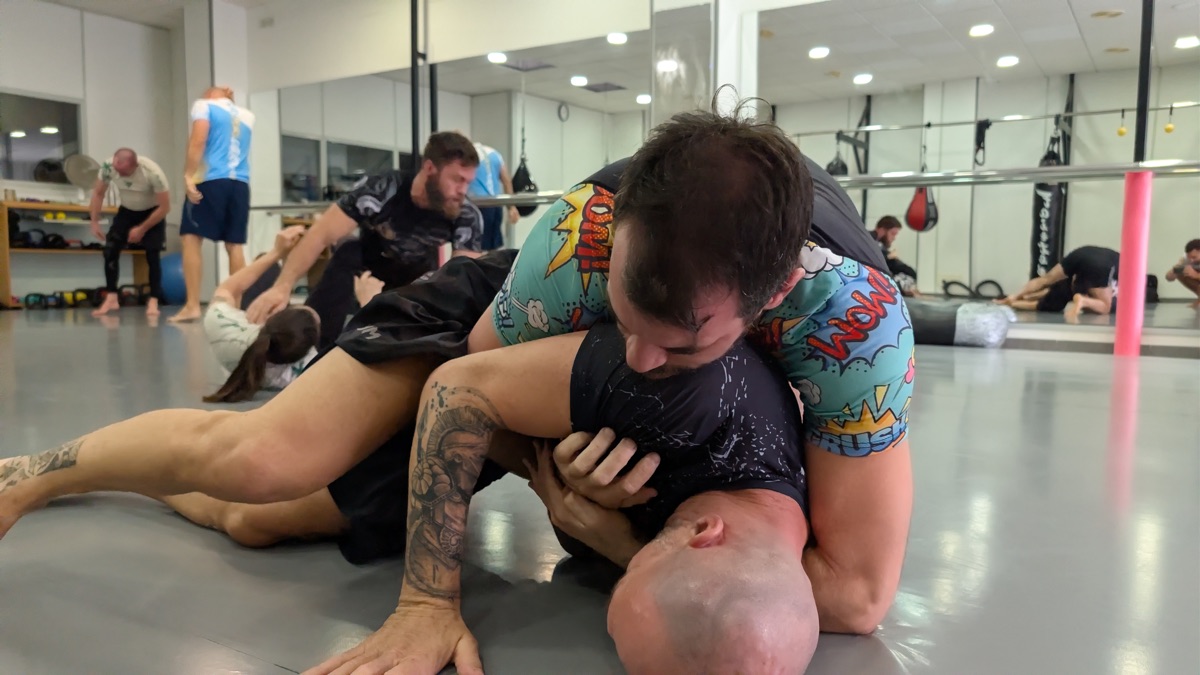 Sparring de grappling en el tatami de TSG, Avenida Austria